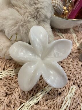 White Floral Hair Clip - Elegant Women’s Hair Accessory